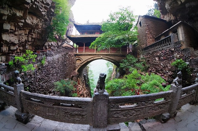 Thót tim trước ngôi chùa cổ cheo leo giữa hai vách đá từng xuất hiện trong bộ phim Ngoạ Hổ Tàng Long - 8