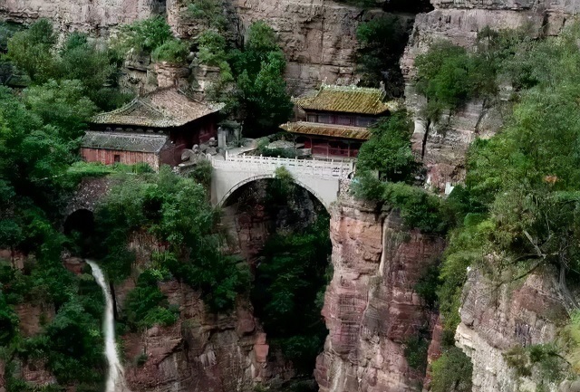Thót tim trước ngôi chùa cổ cheo leo giữa hai vách đá từng xuất hiện trong bộ phim Ngoạ Hổ Tàng Long - 3