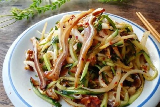 Football cheerleaders have this delicious crispy pork ear salad that's guaranteed to be delicious - 1