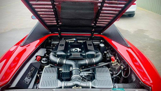 Siêu xe cổ Ferrari F355 Spider độc nhất Việt Nam của ông Đặng Lê Nguyên Vũ còn sở hữu khối động cơ V8, dung tích 3.5 lít đình đám trong những năm 1995
