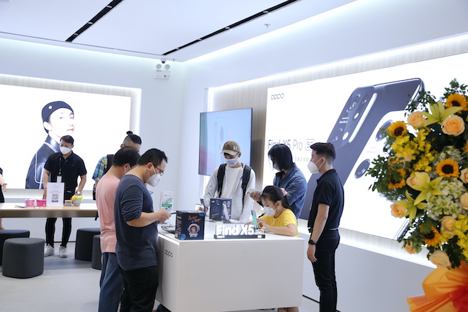 Vì sao Apple, Sony, Samsung, Oppo đua nhau mở "brand shop" tại Việt Nam? - 6