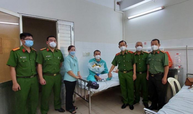 Thiếu tướng Đinh Thanh Nhàn cùng các đơn vị đến thăm hỏi Trung tá Nguyễn Văn Trưởng. Ảnh: A.X.