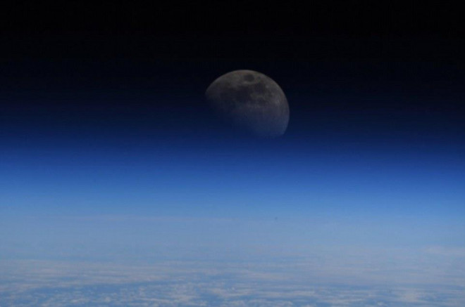 Mặt Trăng ẩn hiện sau bầu khí quyển của Trái Đất - Ảnh: ISS
