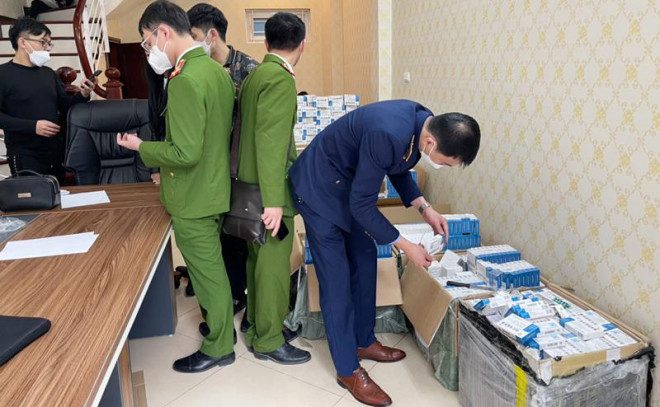 Lực lượng chức năng kiểm tra lô hàng thuốc có nhãn gốc bằng tiếng nước ngoài nhưng không có tem, nhãn phụ tiếng Việt tại số 115 Trung Phụng (quận Đống Đa).