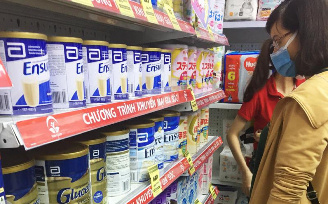 Nhiều hàng hóa không có tem, nhãn phụ tiếng Việt bày bán tại một siêu thị ở phố Nguyễn Viết Xuân (quận Thanh Xuân).