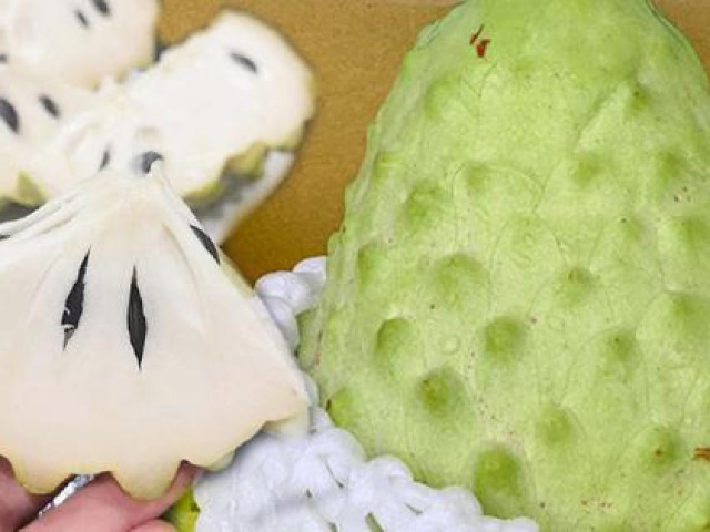 Thị trường - Tiêu dùng - Na nhập ngoại "siêu to khổng lồ", quả nặng tới 1,5kg có giá gần 1 triệu đồng