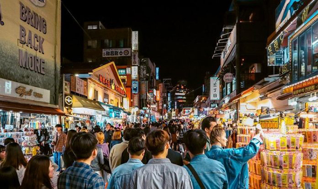 Phố đêm Hongdae (nằm ở quận Mapo, Seoul) với các khu mua sắm rất sầm uất nổi tiếng khắp Seoul và rất hấp dẫn với nhiều du khách. 
