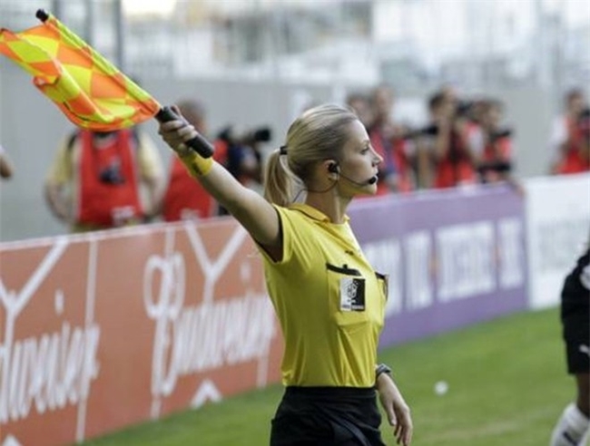 Nữ trọng tài sinh năm 1991 từng gây chú ý khi rút khăn &#34;dọa&#34; tiền vệ Kitu Diaz của Barcelona.
