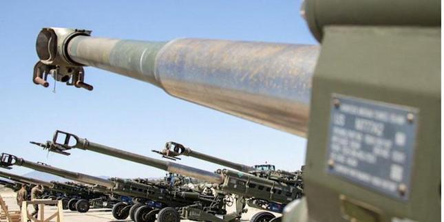 Các lựu pháo M777 chuẩn bị được vận chuyển từ Mỹ sang Ukraine ngày 22/4. (Ảnh: AP)