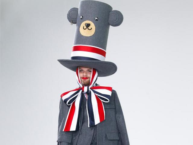 Thời trang - Thom Browne kết hợp veston cổ điển với đồ chơi trẻ em trong bộ sưu tập mới