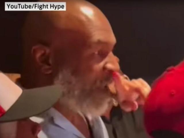 Thể thao - Mike Tyson đánh người trên máy bay, xuống mặt đất nhận ngay "đòn thù"
