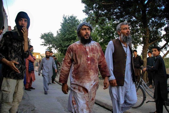 Một vụ đánh bom tại nhà thờ Hồi giáo ở Kabul, Afghanistan, hồi cuối tuần trước đã khiến ít nhất 10 người thiệt mạng và hàng chục người khác bị thương. Ảnh: EPA