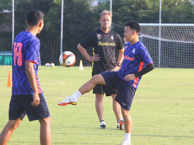 HLV U23 Thái Lan căng thẳng kệ học trò vui đùa, U23 Malaysia khám phá Thiên Trường