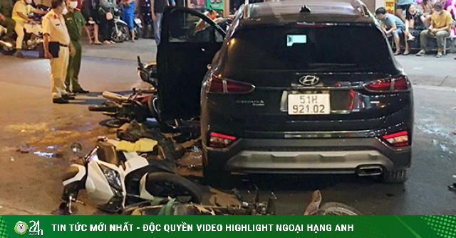 Ho Chi Minh City: Cars hit 10 motorbikes and a scary scene on the street