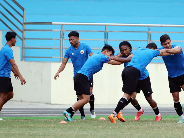 Ronaldo và U23 Indonesia gây sốt trên sân vận động huyện Tam Nông