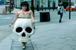 Tranh vui - Muôn kiểu thời trang xuống phố bá đạo không bao giờ sợ "đụng hàng"