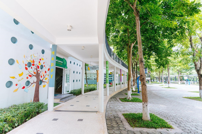 Hệ thống đường vòm có mái che liên kết giữa các khối nhà khiến Greenfield được mệnh danh là “ngôi trường không bao giờ bị ướt mưa”