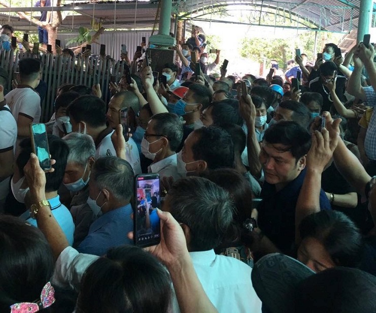 Hàng trăm người dân kéo đến xem cặp nhung hươu độc nhất vô nhị tại Hà Tĩnh.