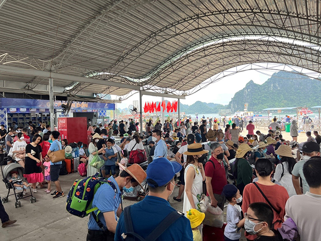 Hàng nghìn du khách xếp hàng chờ mua vé và xuống tàu tại Cảng Cái Rồng.