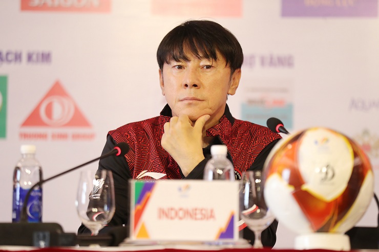 HLV Shin Tae Yong trong cuộc họp báo trước trận ra quân gặp U23 Việt Nam