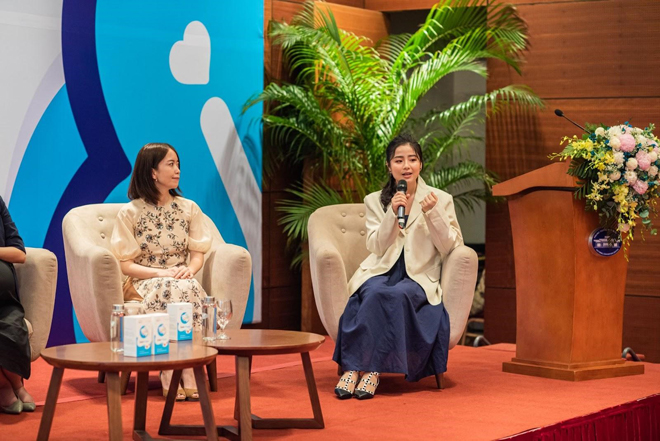 Nam Thương chia sẻ về trải nghiệm chăm con tại toạ đàm&nbsp;