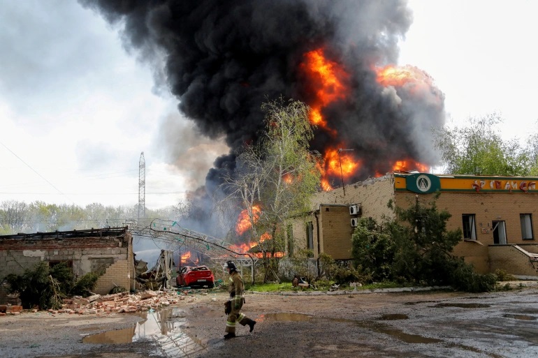 Khói bốc lên tại một kho chứa dầu bị không kích ở Ukraine. Ảnh: Reuters