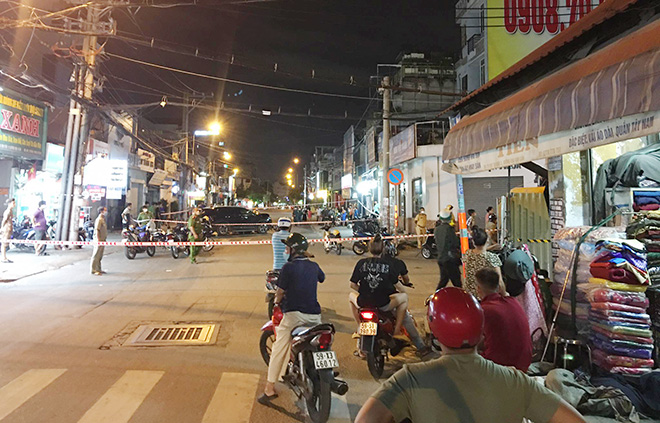 Ho Chi Minh City: Cars hit 10 motorbikes and a scary scene on the street - 2