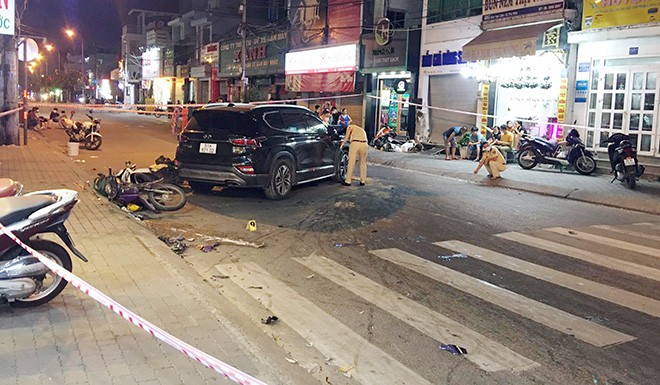 Ho Chi Minh City: Cars hit 10 motorbikes and a scary scene on the street - 3