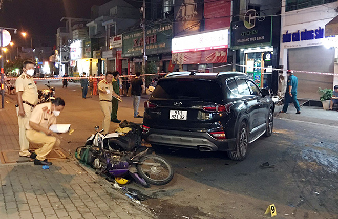 Ho Chi Minh City: Cars hit 10 motorbikes and a scary scene on the street - 4