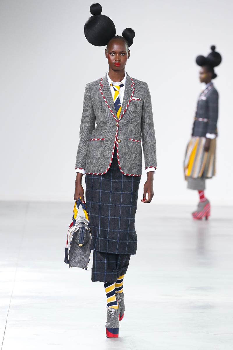 Thom Browne kết hợp veston cổ điển với đồ chơi trẻ em trong bộ sưu tập mới - 4