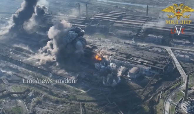 Một loạt vụ nổ xảy ra ở nhà máy thép Azovstal.
