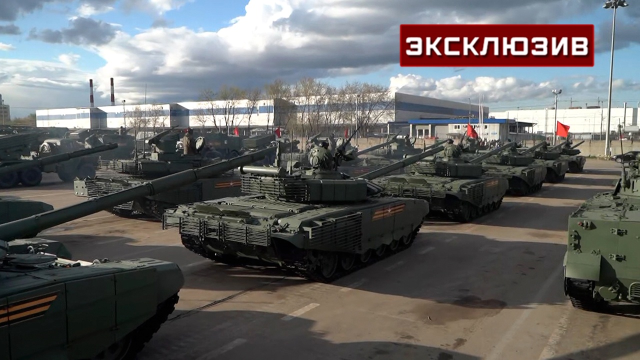 Loạt xe tăng Nga chuẩn bị tiến vào trung tâm Moscow để tham gia duyệt binh.