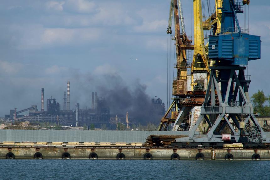Khói đen bốc lên ở nhà máy thép Azovstal nhìn từ xa (ảnh: CNN)