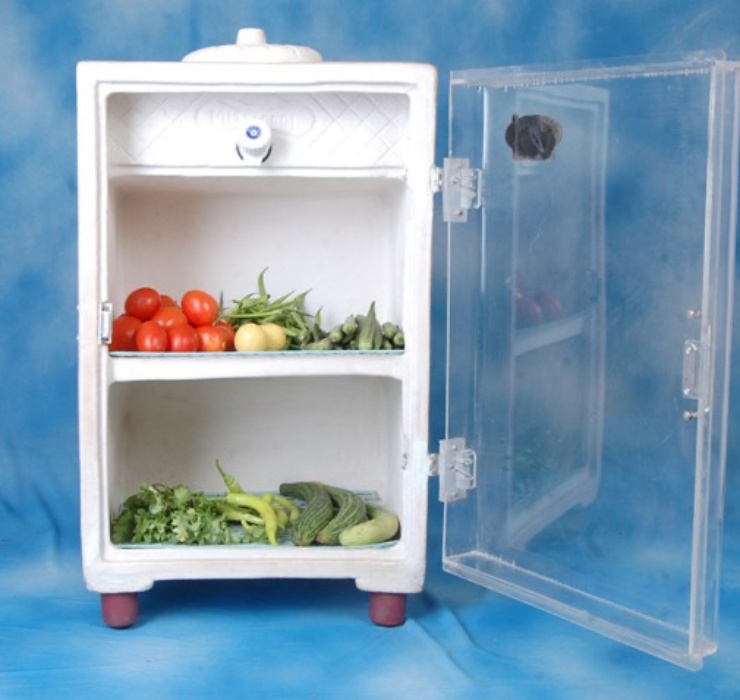 Đã có máy giặt không cần điện thì bạn sắm thêm tủ lạnh không cần điện cho đủ bộ đi, như chiếc tủ lạnh Mitticool này chẳng hạn. Nó được làm từ… đất sét, cho phép lưu trữ các loại rau, củ, quả tối đa từ 5 - 7 ngày.
