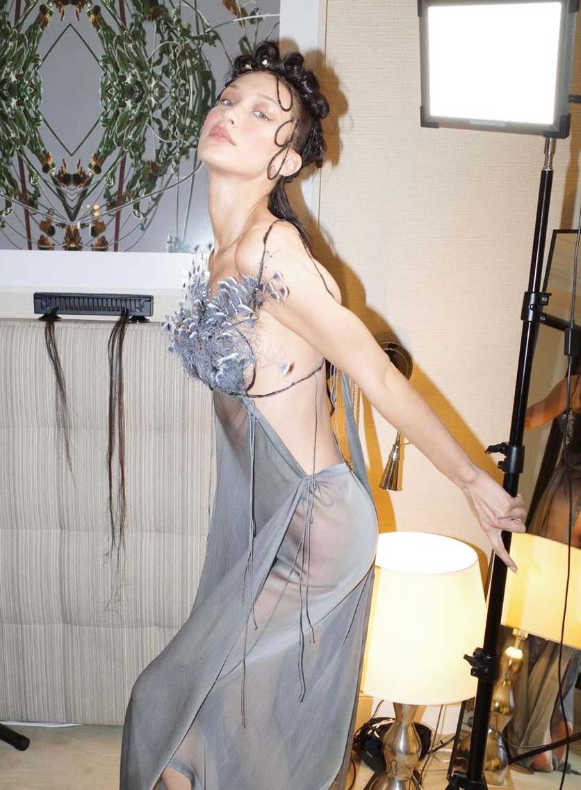 Bella Hadid với phong cách thời trang gợi cảm thường thấy tại sự kiện thời trang Met Gala năm nay.