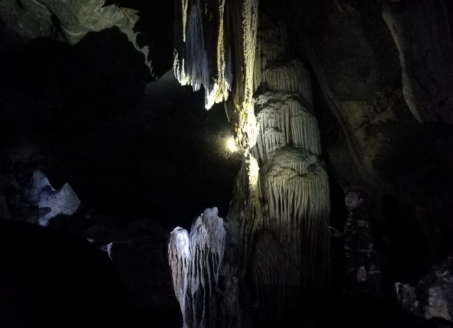 Explore the enchanting wild cave in the mountains of Quang Tri - 11