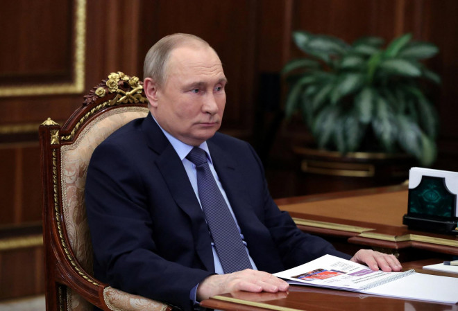 Tổng thống Nga Nga Vladimir Putin kêu gọi giới chức Ukraine ra lệnh để những binh lính còn lại ở nhà máy thép Azovstal hạ vũ khí. Ảnh: Reuters