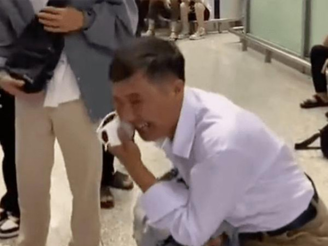 Phi thường - kỳ quặc - Clip ông bố Việt Nam khóc ướt đầm áo tiễn con gái theo bạn trai người Trung Quốc về nước gây xúc động