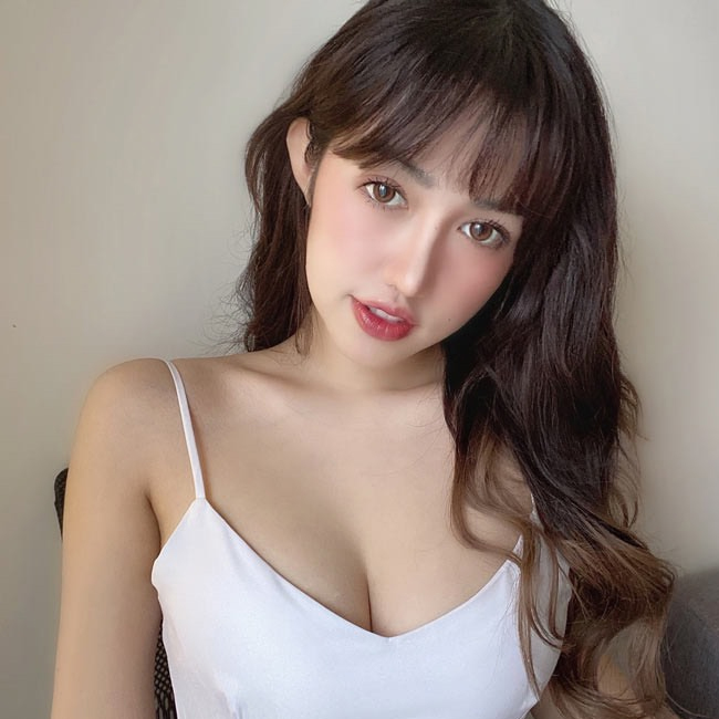 Ngoài ra, cô cũng không ngần ngại lăng xê những xu hướng thời trang hot.
