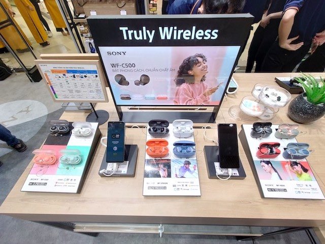 Vì sao Apple, Sony, Samsung, Oppo đua nhau mở ”brand shop” tại Việt Nam?