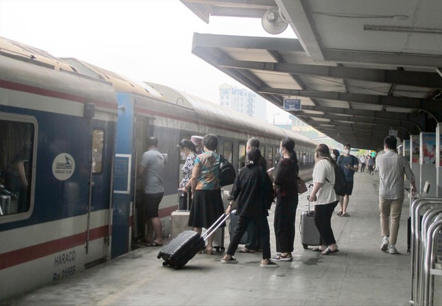 Cũng sau 2 năm, đường sắt mới thấy lại cảnh “cháy vé”. Ảnh: VNR