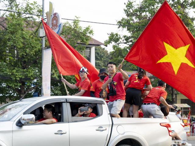 Cổ động viên nhuộm đỏ trước sân Việt Trì và phố đi bộ Nguyễn Huệ “tiếp lửa” cho U23 Việt Nam