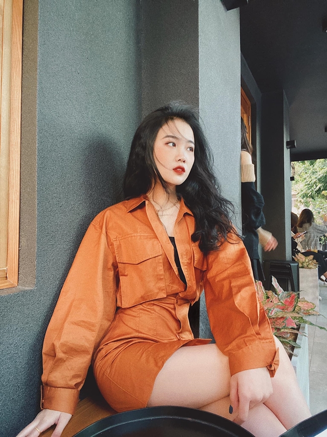 Phong cách thời trang trẻ trung của Hoàng Anh cũng là lợi thế giúp cô được các nhãn hàng tìm đến mời quảng cáo.
