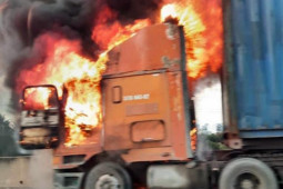 Tin tức trong ngày - Xe container bốc cháy dữ dội trên cao tốc TP.HCM – Long Thành – Dầu Giây