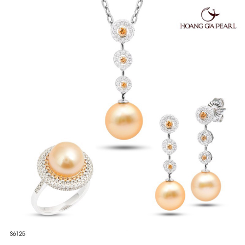 Bộ trang sức ngọc trai không chỉ đem đến vẻ đẹp thanh lịch, quý phái mà còn mang đến ý nghĩa phong thủy tốt lành và là biểu tượng sức khỏe, thịnh vượng dành cho mẹ.