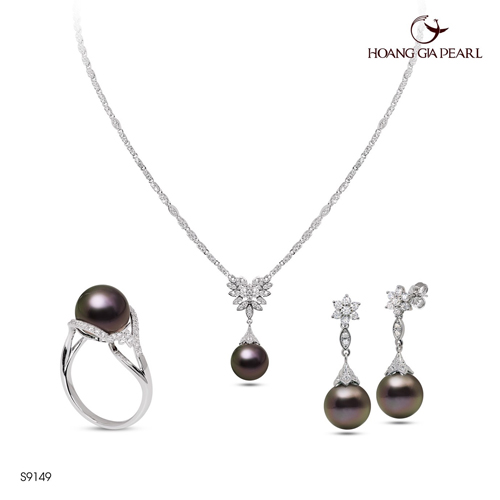 Trang sức ngọc trai dễ dàng làm hài lòng người lớn tuổi bởi vẻ đẹp đơn giản mà sang trọng, thể hiện nét thanh lịch, hạnh phúc viên mãn của người phụ nữ. Bên cạnh đó, bộ trang sức với màu ngọc, chất liệu, kiểu dáng… phù hợp với nhiều sở thích, độ tuổi khác nhau.