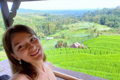 Nữ du khách Nga bị lên án vì khỏa thân chụp với cây thiêng ở Indonesia