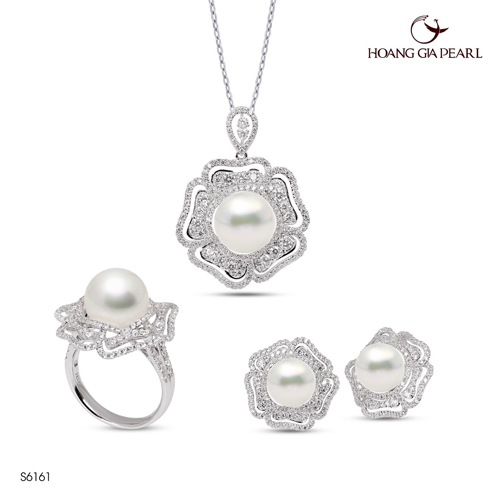 Với vẻ đẹp sang trọng, ý nghĩa cao quý, ngọc trai&nbsp;sẽ là món trang sức được phụ nữ ưa chuộng và trường tồn cùng thời gian. Vì thế, ngọc trai được coi là món quà tuyệt vời nhất dành tặng mẹ nhân dịp Ngày của Mẹ đang tới rất gần.