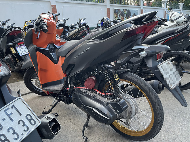 Hàng trăm thanh niên cùng 400 xe máy tay ga tụ tập ở khu Thảo Điền, TP Thủ Đức để họp mặt.