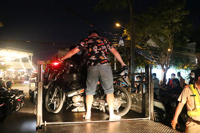 Cảnh sát “tóm” hàng trăm xe chuẩn bị đi “bão” sau trận U23 Việt Nam - U23 Indonesia - 5